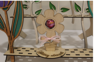 Gravírozott fa virág csokoládétartó – Nőnapi ajándék