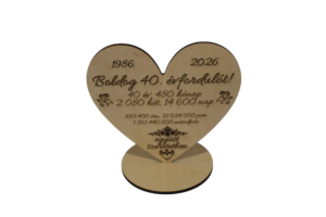 Gravírozott fa szív évfordulóra – évfordulós ajándék