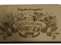 Felejtsd el a papírborítékot! Elegáns, gravírozott fa pénzátadó doboz ballagásra, 2026-os évszámmal. Tartós és stílusos ajándékcsomagolás ballagóknak. Rendeld meg most! Kulcsszavak (Tagek):