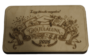 Felejtsd el a papírborítékot! Elegáns, gravírozott fa pénzátadó doboz ballagásra, 2026-os évszámmal. Tartós és stílusos ajándékcsomagolás ballagóknak. Rendeld meg most! Kulcsszavak (Tagek):