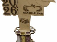Felejtsd el az unalmas borítékot! Egyedi, 10 férőhelyes fa pénzátadó állvány ballagásra, 2026-os évszámmal és gravírozott mintával. Kreatív ajándék ötlet végzősöknek.